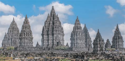 De Tempel van Prambanan Een Monumentale Schildering van Mystieke Verhevenheid!