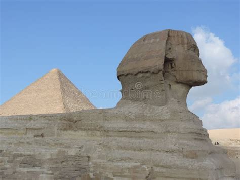 De Sfinx van Gizeh: Een Monumentale Reflectie op Macht en Tijd!