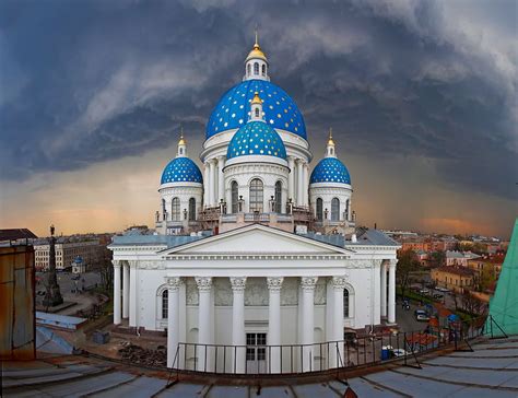 De 'Sacramentarium van de Sint-Petersburg Kathedraal'! Een Monumentale Verkenning van Liturgische Pracht en Symbolistische Macht