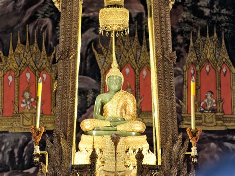  The Emerald Buddha - Een Schitterende Vertooseling van Smaragd en Gouden Aura